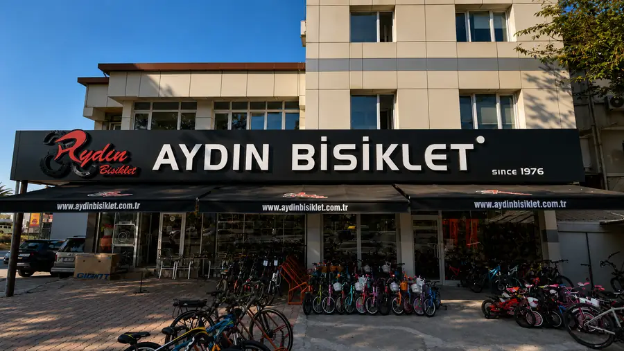 Aydın Bisiklet Bursa mağazasında siyah kompozit cephe üzerinde büyük beyaz kutu harf tabela