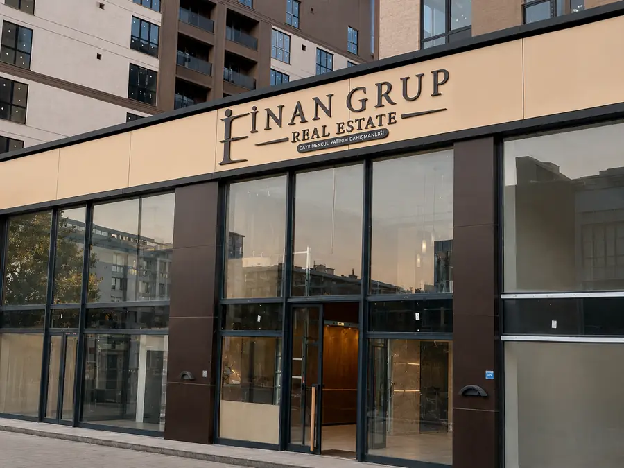İnan Grup Real Estate Bursa gayrimenkul ofisinde ince profilli siyah kutu harf tabela