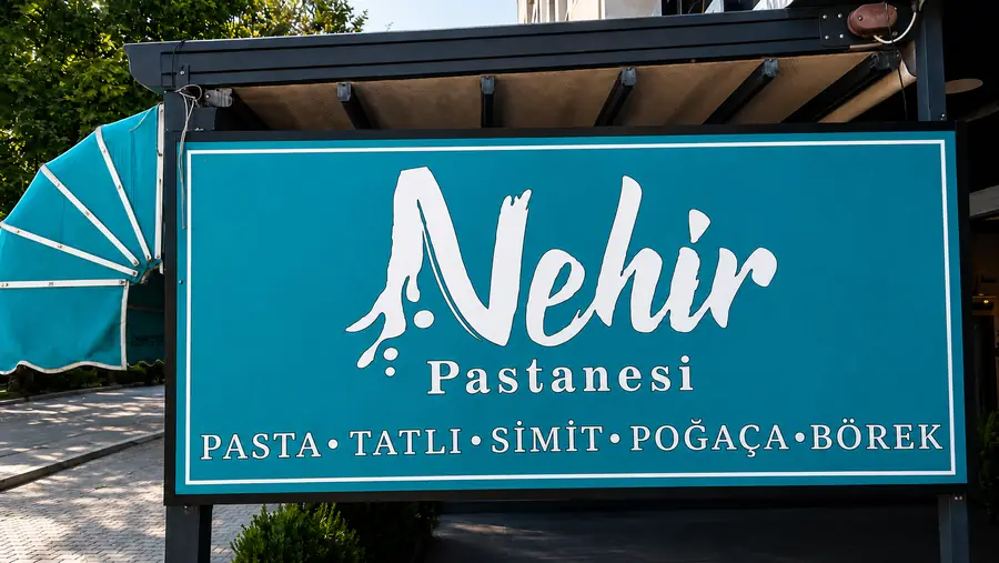 Bursa Osmangazi Bağlarbaşı Nehir Pastanesi: metal ayaklı bahçe tabelası