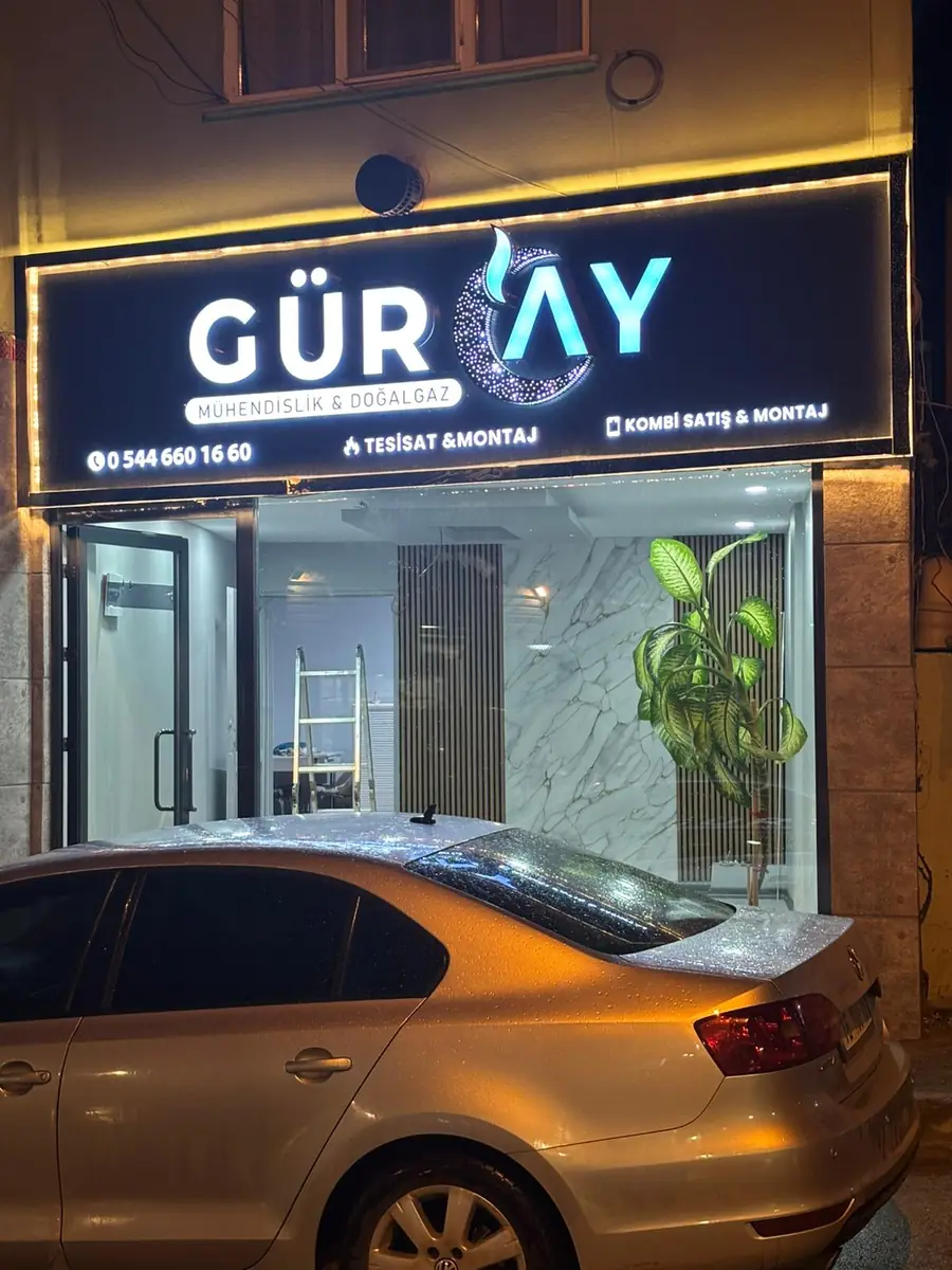 Işıklı cephe tabelasının montaj sonrası gece görünümü
