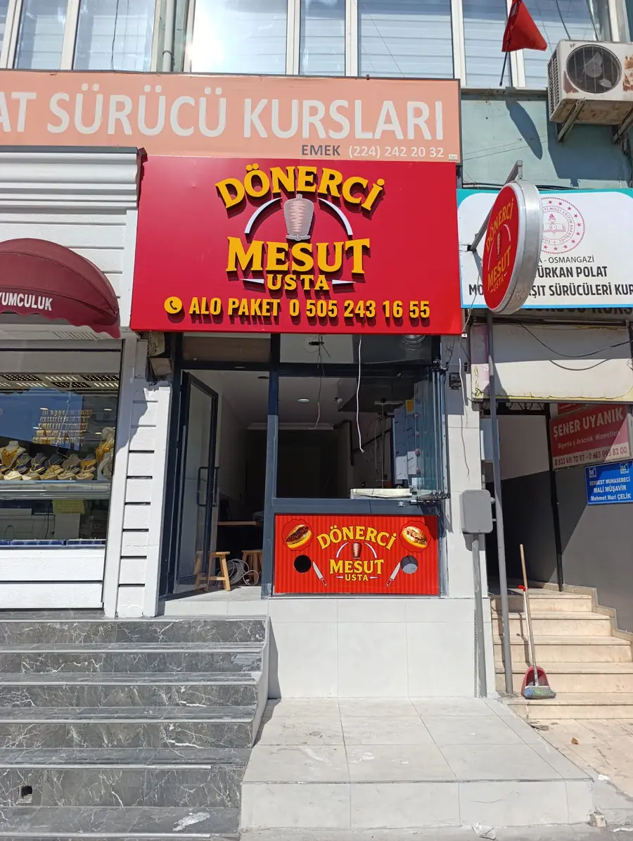 Dijital baskılı yüzey ve tabela bileşenleriyle kurumsal cephe uygulaması