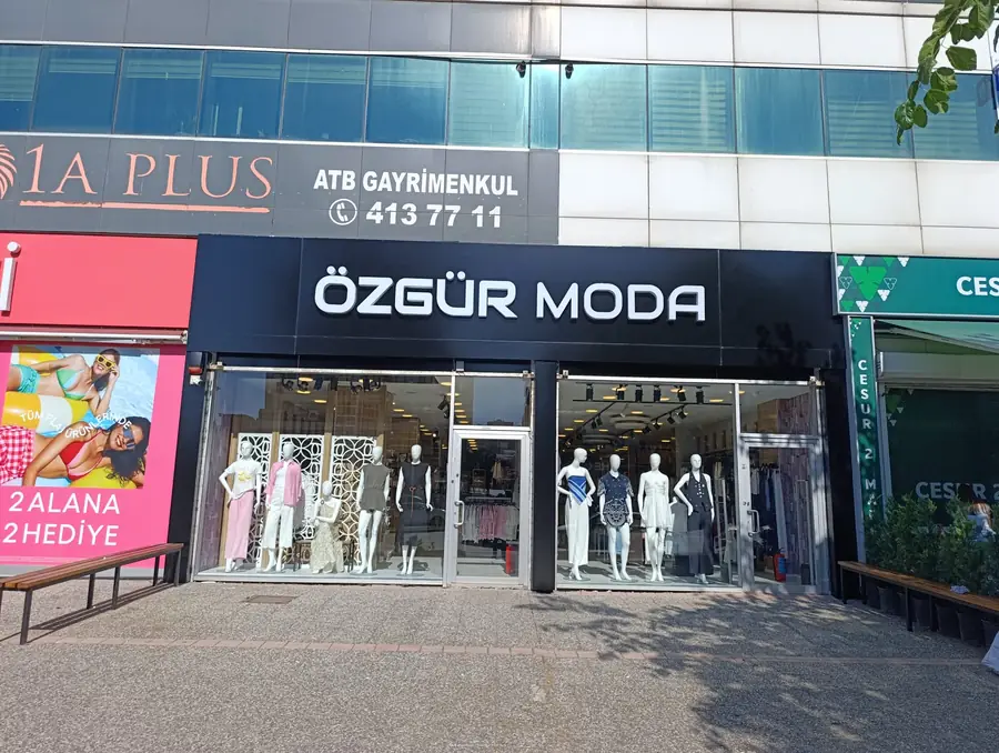 Mağaza vitrininde baskılı cam giydirme uygulaması