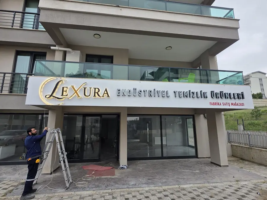 Kurumsal bina cephesine uygulanan büyük ölçekli tabela