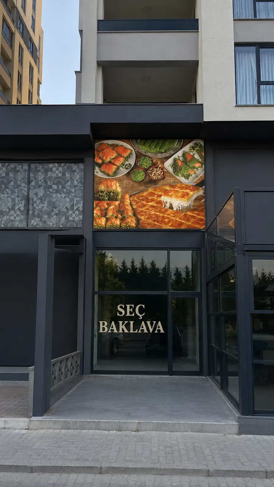 Seç Baklava Bursa mağaza girişinde baklava ürünleri görselli büyük format dijital baskı paneli