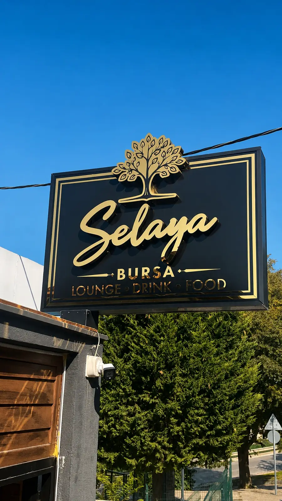 Selaya Bursa lounge için siyah zeminli gold kutu harf ve dekoratif fener tabela