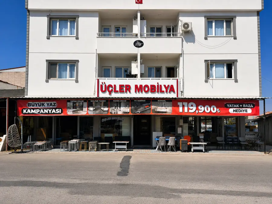 Üçler Mobilya Bursa mağazasında kırmızı kutu harf tabela ve kampanya baskılı branda